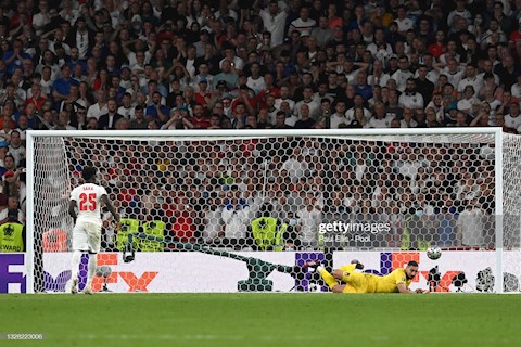 Bukayo Saka chưa bao giờ đá penalty