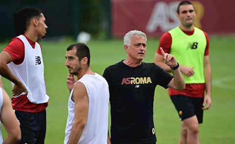 Vừa đến Roma, Mourinho dằn mặt Mkhitaryan và Smalling
