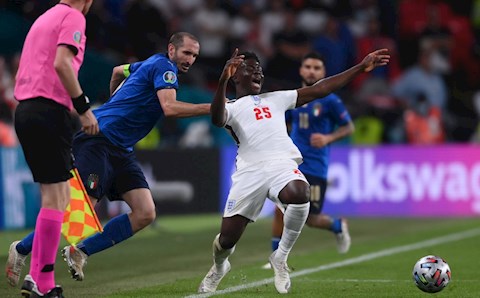 Mourinho ca ngợi tình huống Chiellini túm cổ Saka
