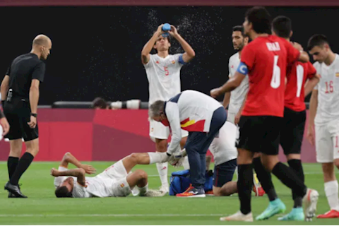 Rùng rợn với cổ chân Ceballos sau cú đạp của đối phương