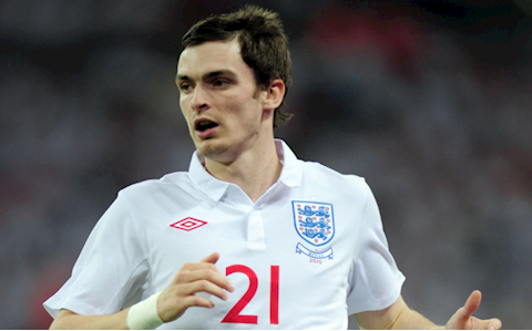 Adam Johnson quay lại với bạn gái cũ sau khi ra tù