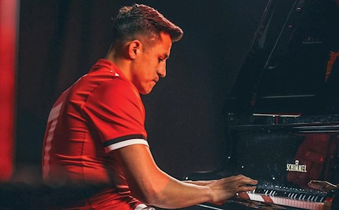 Thì ra đây mới là video công bố Jadon Sancho thực sự theo style đánh đàn