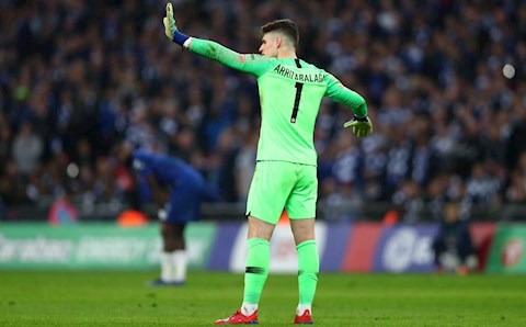 Cuối cùng Kepa cũng gửi lời xin lỗi Sarri vì đòi làm HLV