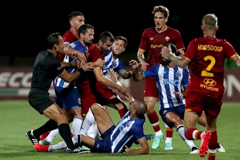 Pepe lại đá bẩn, Porto và AS Roma ẩu đả trong trận giao hữu