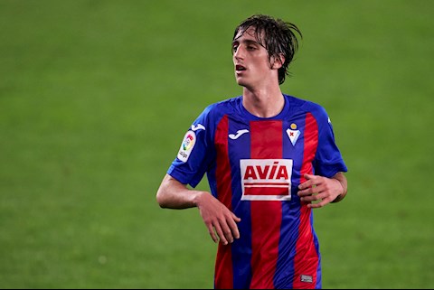 Bryan Gil: Cổ điển mà hoang dã trong vóc dáng hao gầy