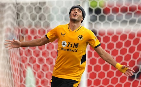 Raul Jimenez lập công sau 8 tháng chấn thương sọ não