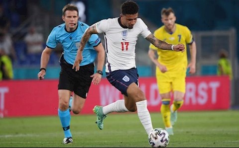 Jadon Sancho chơi tốt trước Ukraine, Gary Neville vẫn muốn loại bỏ