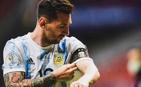 Messi - Biểu tượng và chiếc tất đỏ thắm