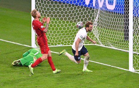 Arsene Wenger: Trọng tài đã sai khi cho Anh hưởng penalty