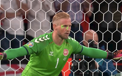 Bị rọi laser vào mắt, Kasper Schmeichel vẫn cản được quả penalty của Kane