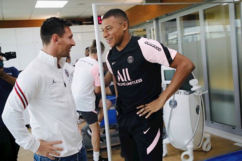 Mbappe quay xe khó tin sau những chỉ trích vì làm ngơ Messi