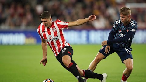 Hàng công Arsenal quá tệ trước Brentford