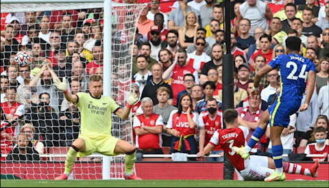 Arsenal đá sân nhà nhưng Bernd Leno lại mặc áo sân khách