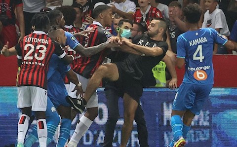 Hỗn chiến tại Ligue 1, CĐV vào sân đấm cầu thủ
