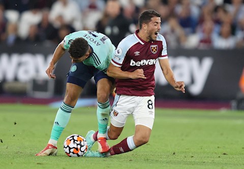 Cận cảnh tình huống sao Leicester nhận thẻ đỏ sau pha vào bóng triệt hạ với Pablo Fornals