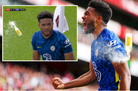 Arsenal cấm vĩnh viễn NHM ném chai nước vào mặt Reece James