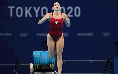 Pha nhảy cầu không thể tin được của VĐV xinh đẹp người Canada