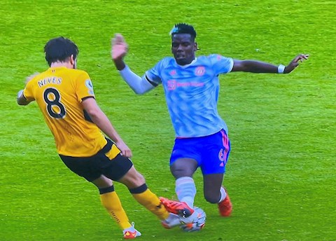 Pogba ‘hối lộ’ CĐV Wolves