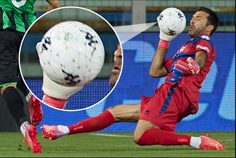 VIDEO: Gianluigi Buffon cứu thua ấn tượng ở tuổi 43