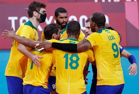 VĐV bóng chuyền Brazil gây bất ngờ khi đeo khẩu trang trong thi đấu