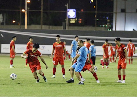 HLV Park Hang Seo đá bóng ma cùng học trò để giảm áp lực