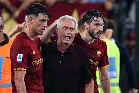 HLV Mourinho phấn khích như một đứa trẻ sau chiến thắng ở trận đấu thứ 1.000