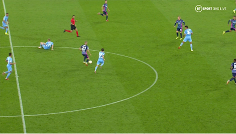 De Bruyne đau đớn khi va chạm với... trọng tài