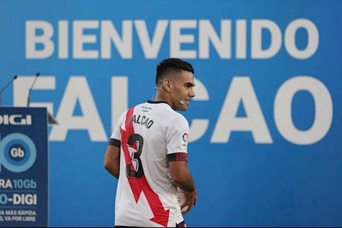 Radamel Falcao gây bất ngờ trong màu áo mới