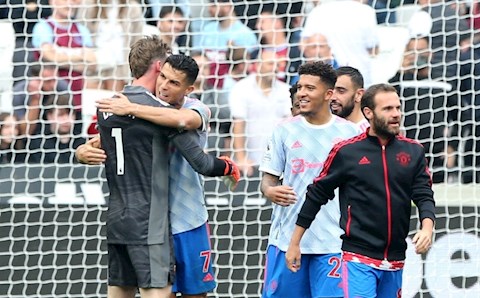 Ronaldo nhắc bài cho De Gea bắt penalty