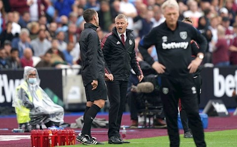 Solskjaer mang Ronaldo ra mỉa mai trọng tài
