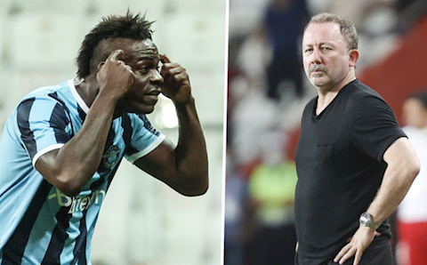 Balotelli gây sốc với pha ăn mừng trêu ngươi HLV đối thủ