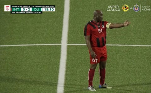 Phó Tổng thống Cộng Hòa Suriname xỏ giày đá bóng ở tuổi 60