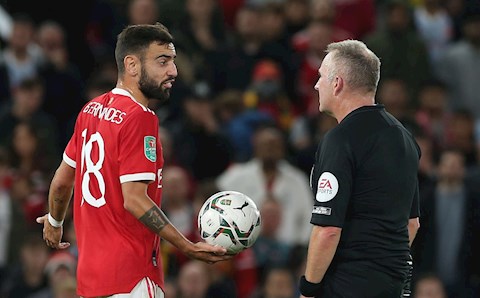 Bruno Fernandes chơi ăn gian trước West Ham và cái kết