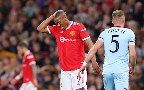 Martial nhận chỉ trích tơi bời sau trận thua của MU