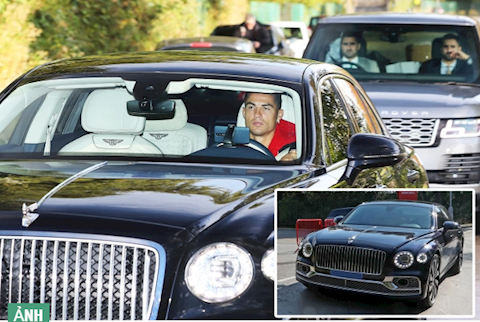 Ronaldo đi siêu xe đến sân tập của MU