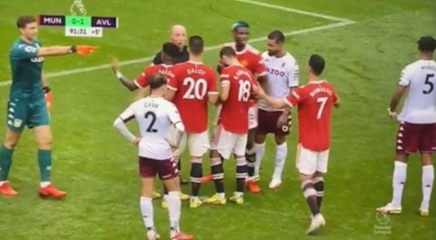 Hài hước: Thủ môn Aston Villa yêu cầu Ronaldo phải đá 11m