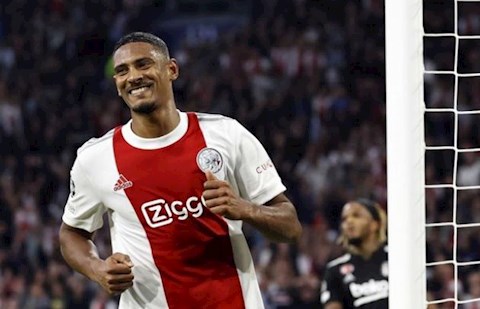 Bom xịt West Ham làm loạn ở Champions League