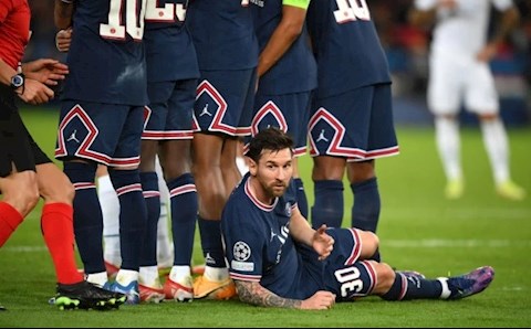 Pochettino bị chỉ trích vì để Messi nằm hàng rào