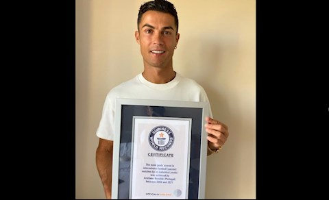 Ronaldo khoe chứng nhận kỷ lục Guiness sau cột mốc 111 bàn thắng