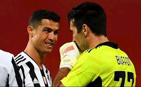 Ronaldo bị tố bội bạc Juventus, Buffon lên tiếng bảo vệ
