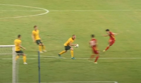 Hậu vệ Australia: Bóng chạm vào ngực tôi