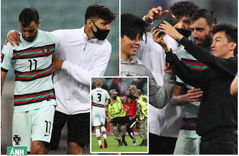 CĐV tràn xuống sân chụp ảnh với Bruno Fernandes và cái kết
