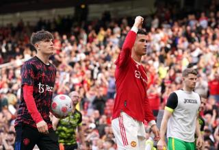 Hành động đẹp của Ronaldo với đồng đội trẻ sau khi ghi hattrick