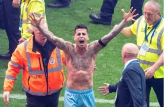 Joao Cancelo cứu cậu bé 10 tuổi trong lễ ăn mừng của Man City