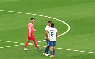 Son Heung-min can 2 cầu thủ Chile đánh nhau