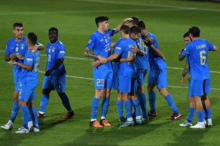 Roberto Mancini nổ tưng bừng sau khi Italia vươn lên ngôi đầu