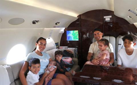 Ronaldo đi nghỉ Hè cùng bạn gái và các con