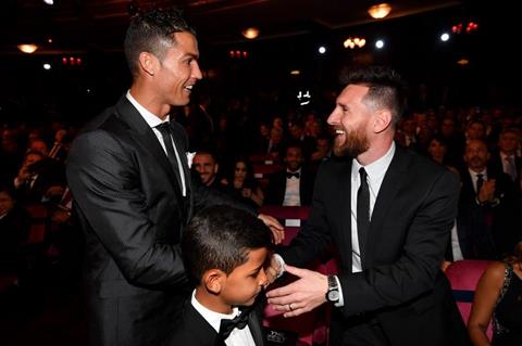 VIDEO: Con trai Ronaldo chê thần tượng Messi... quá lùn
