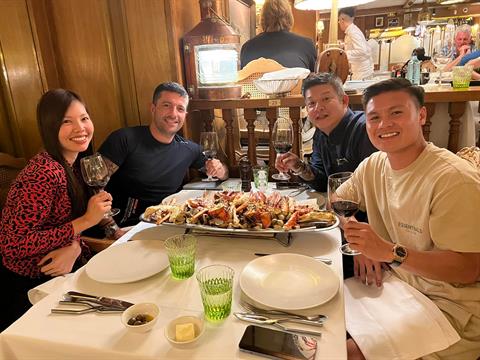 Đại diện Quang Hải bức xúc khi truyền thông nước ngoài cầm đèn chạy trước ô tô