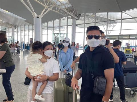 Quang Hải bịn rịn chia tay gia đình và bạn gái trong ngày xuất ngoại